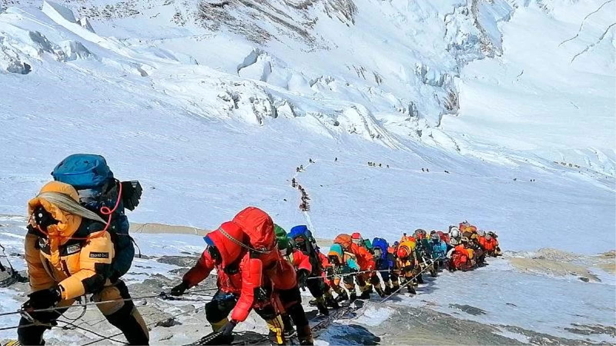 Çin Covid-19 nedeniyle Everest tepesine tırmanışları iptal etti