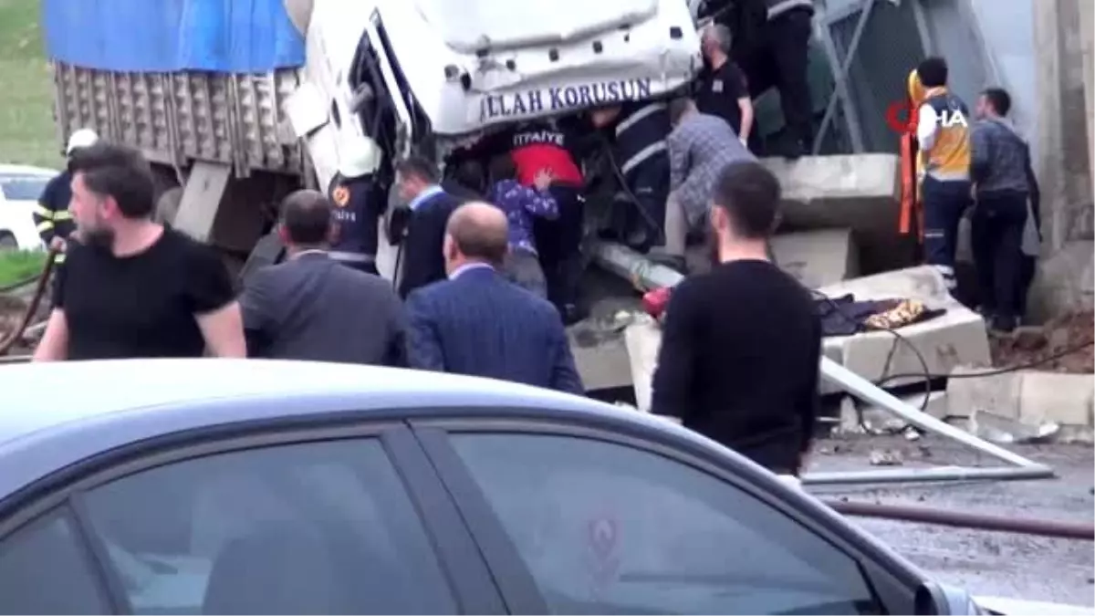 Cizre\'de freni boşalan tır, polis kapama noktasına daldı: 2 yaralı