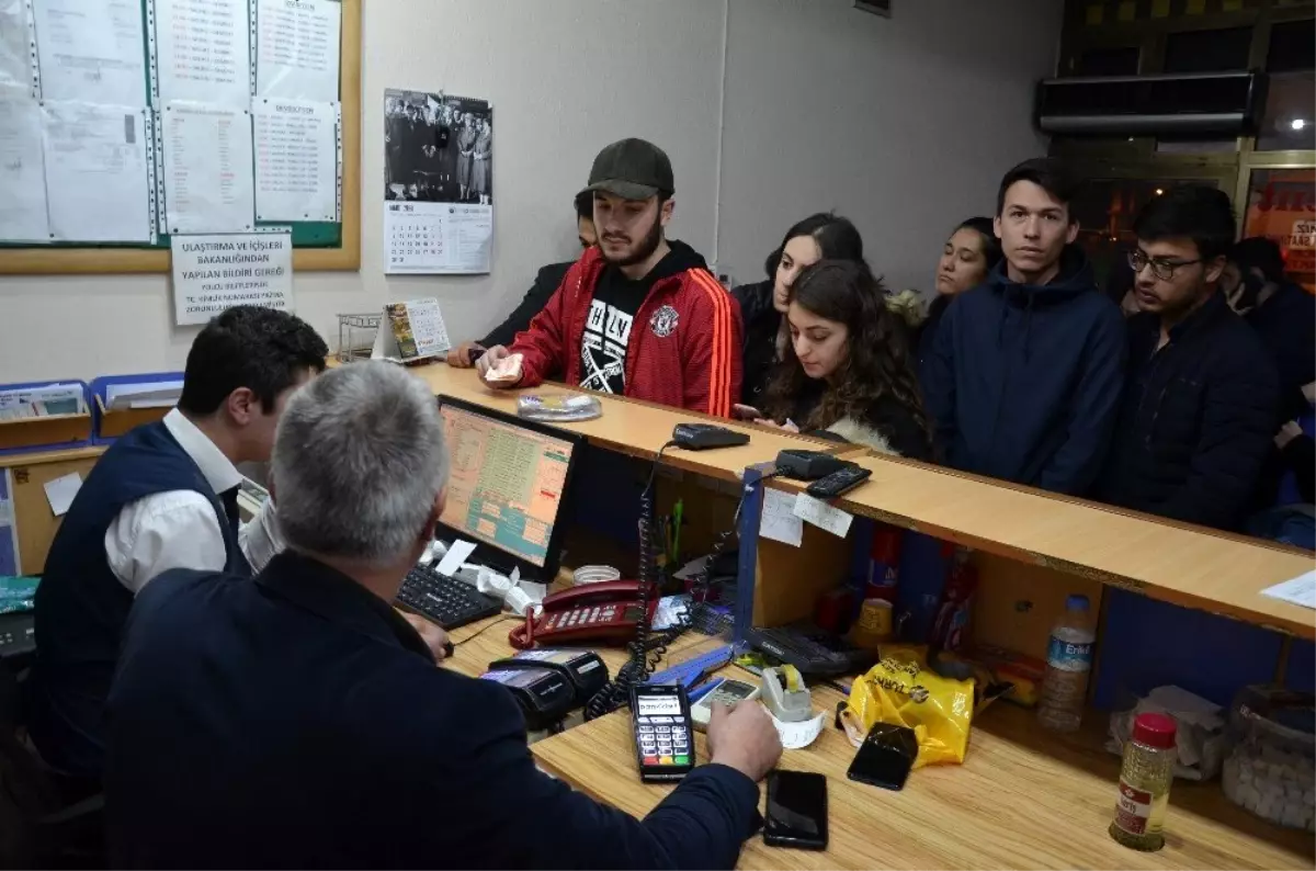 Demirci otogarında öğrenci yoğunluğu