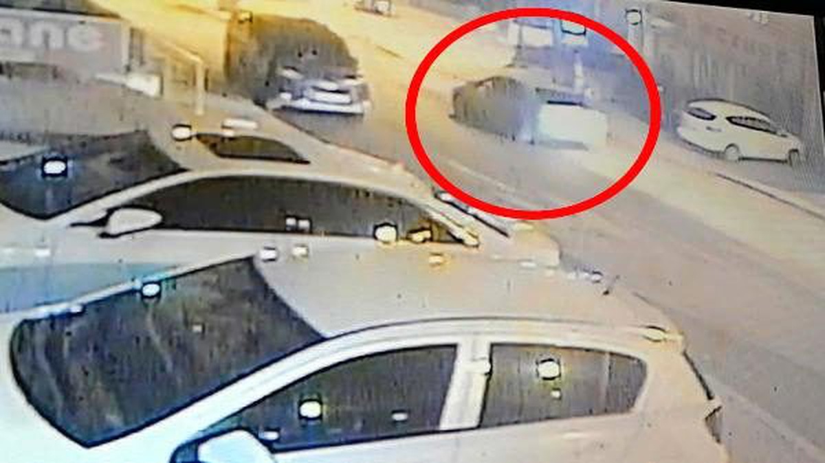 El freni çekilmeyen otomobil, refüjdeki saksıya çarptı