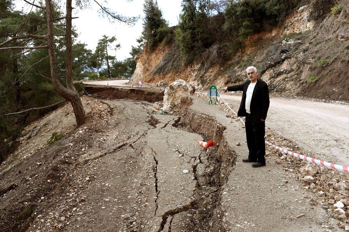 Eredmil\'de heyelanda zarar gören yollar onarılıyor