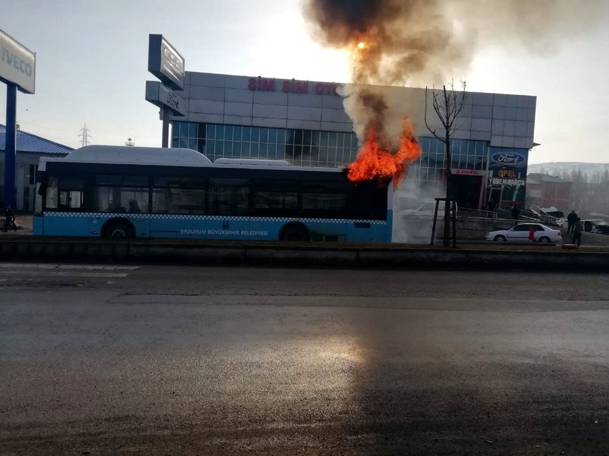 Erzurum\'da yolcu otobüsü alev alev yandı