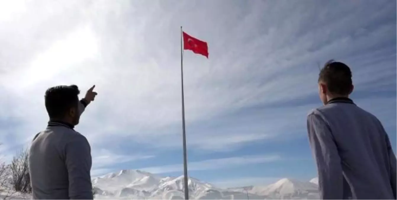 Erzurum\'un tarihi yerlerinde İstiklal Marşı okudular