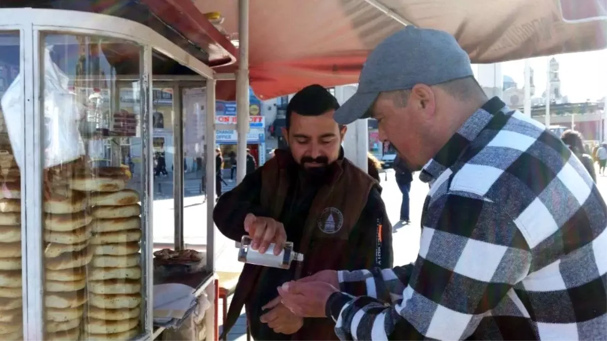 Esnaf kardeşlerden korona virüse karşı müşterilerine "kolonya" ikramı