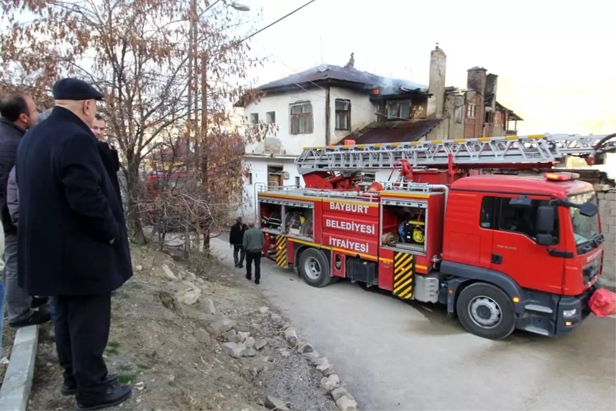 Evin çatısında çıkan yangın paniğe neden oldu