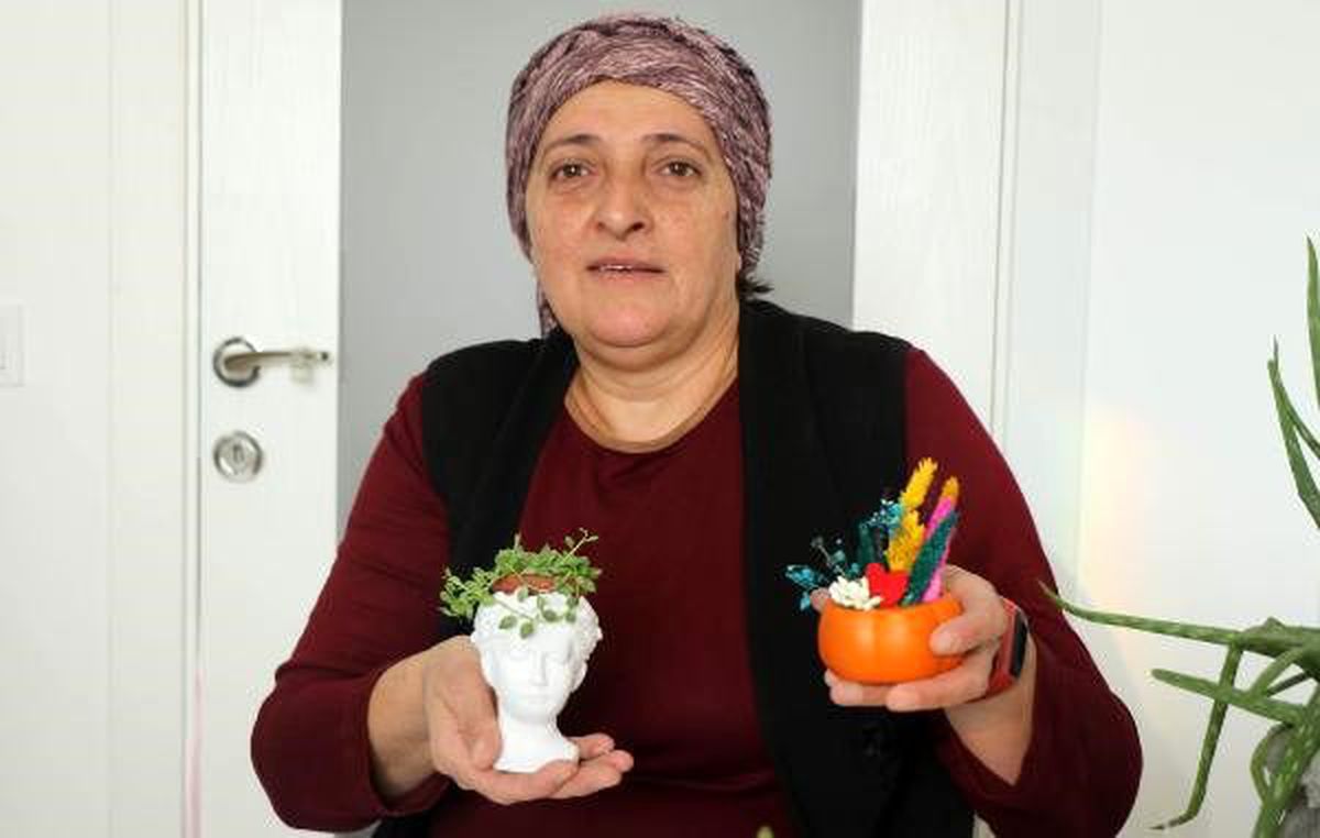 Evinin balkonunda süs saksısı üretiyor