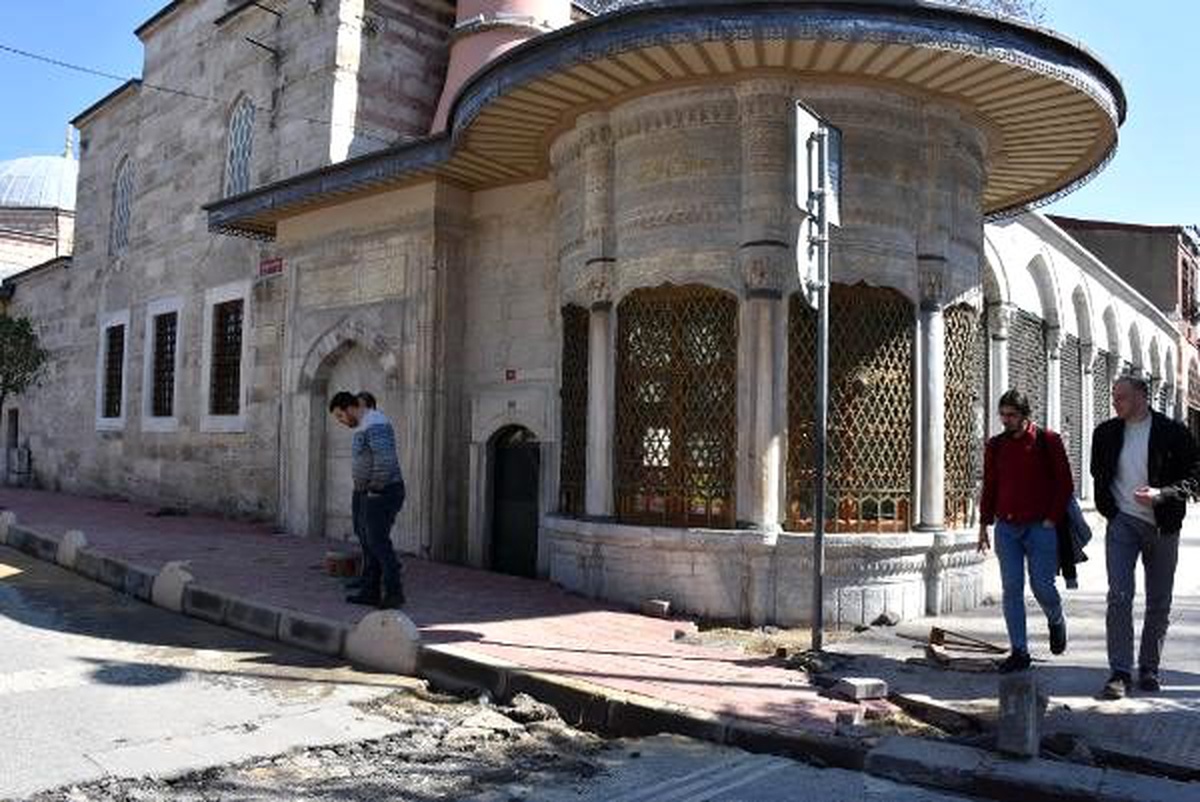Fatih\'te kaldırım çalışması: Tarihi çeşme kaldırıma gömüldü