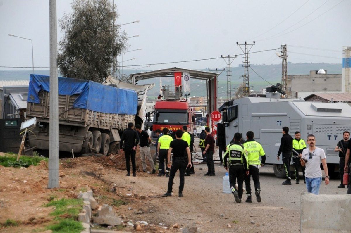 Freni boşalan tır, polis noktasına daldı: 2 Yaralı