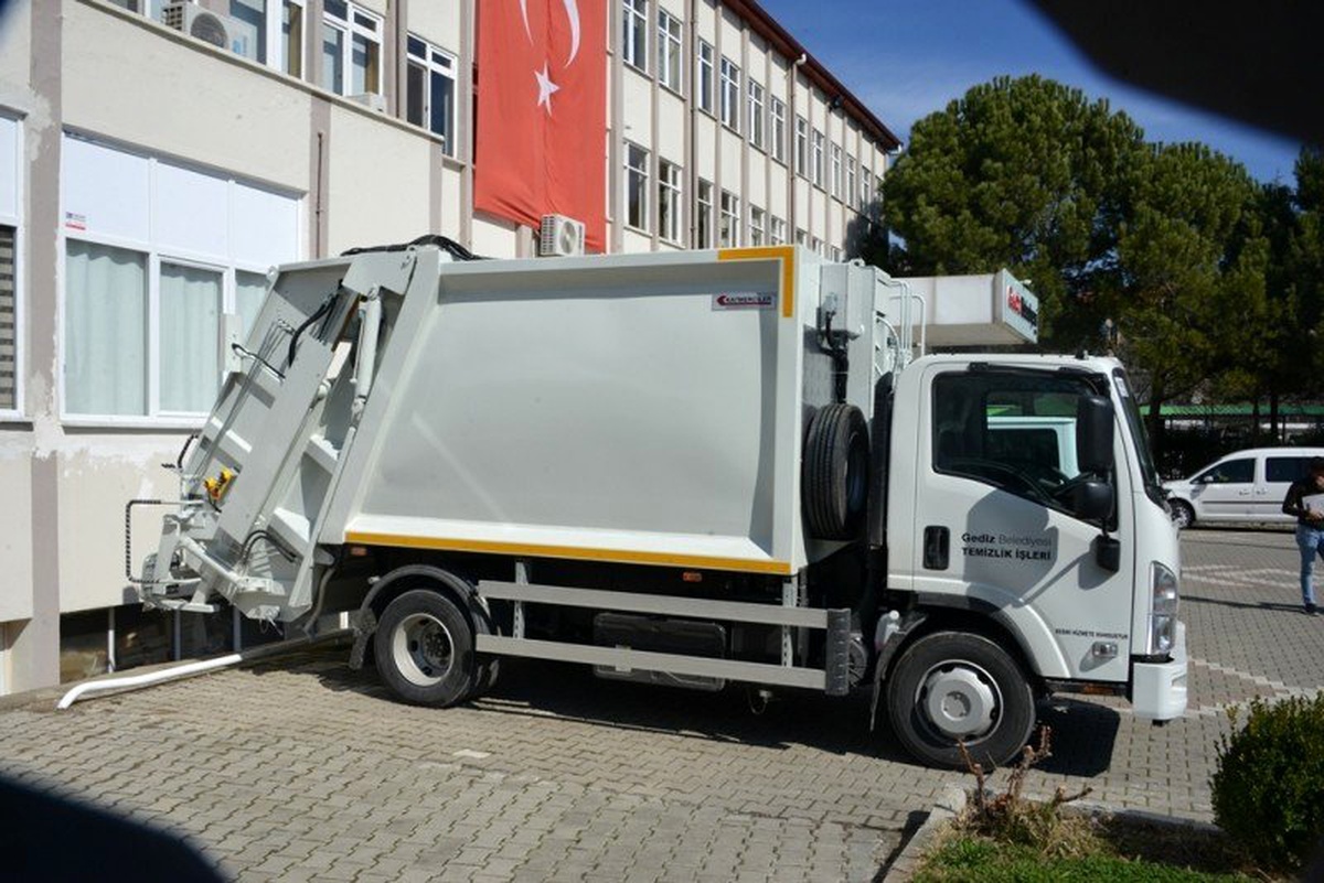 Gediz\'de yeni temizlik araçları göreve hazır