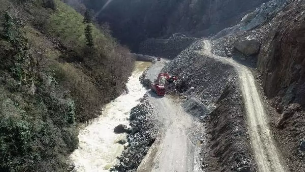 Giresun\'da karlar eridi; taşan ırmağın suyu yolu kapattı