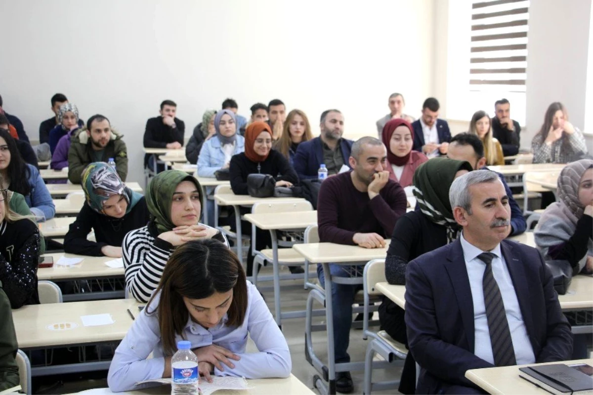 İletişim öğrencilerine topluluk önünde konuşma öğretiliyor