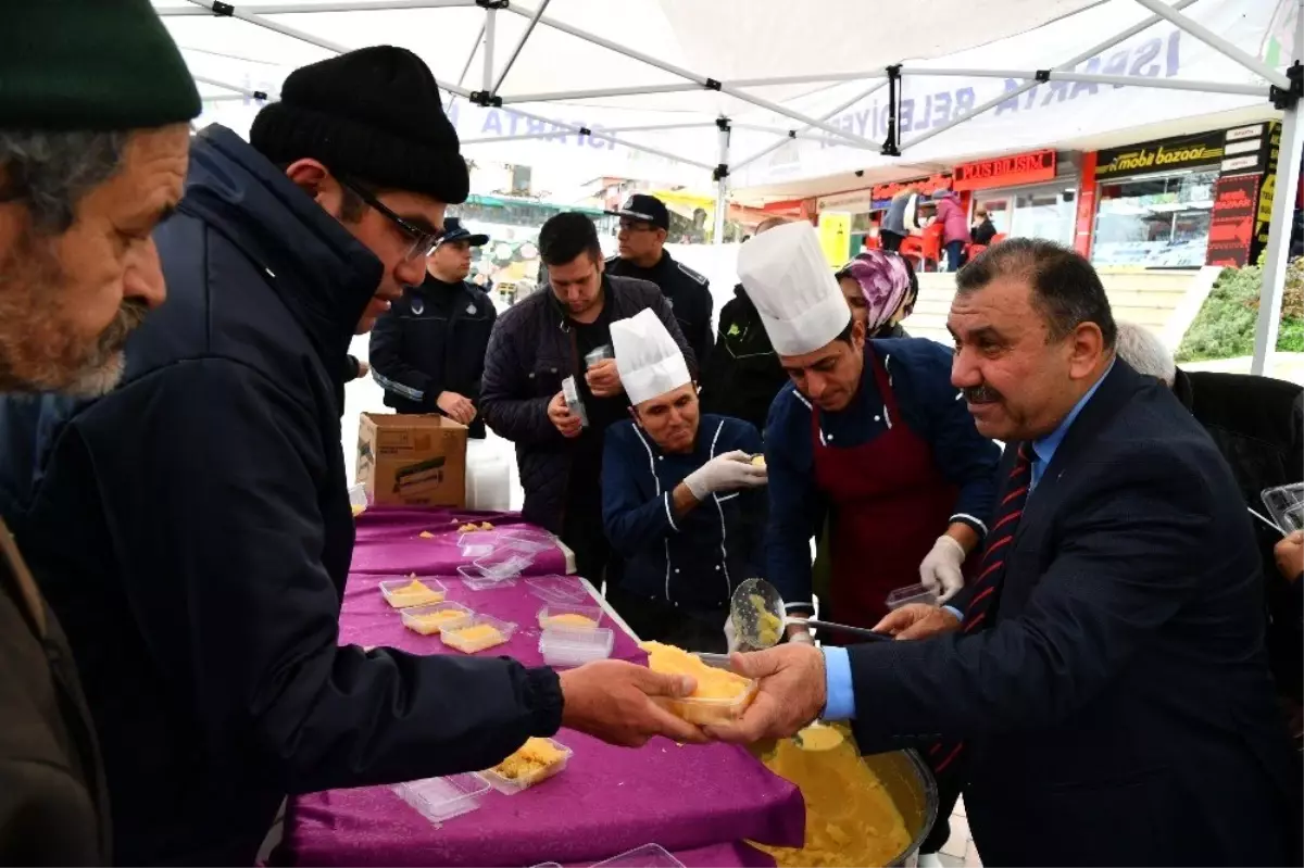 Isparta Belediyesinden helva dağıtımı