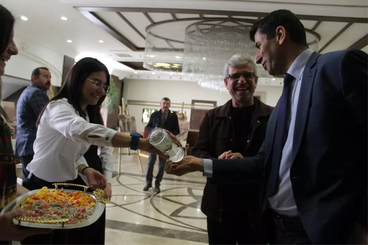 İstiklal Marşını kabul töreninde koronaya kolonyalı önlem