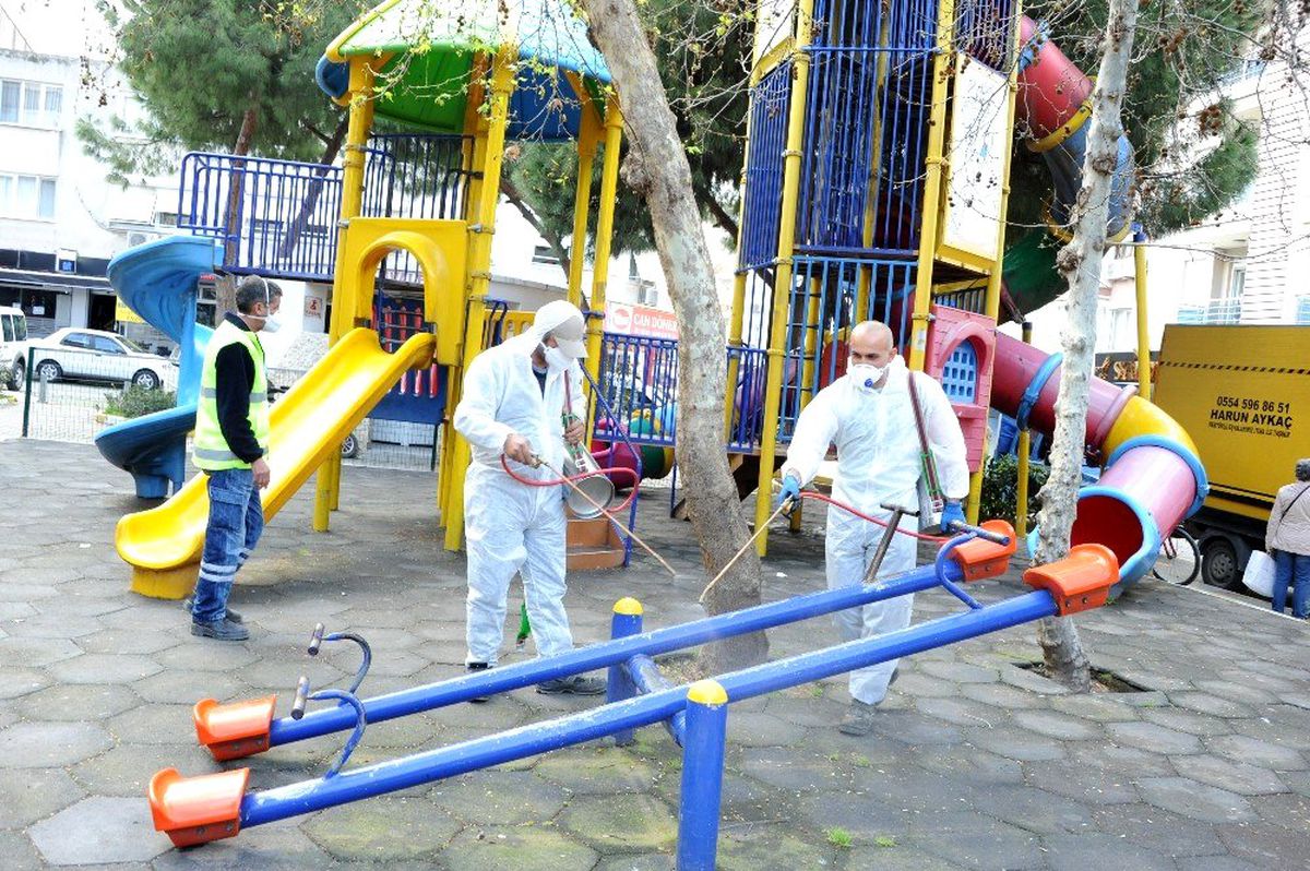 İzmir\'de korona virüsüne karşı dezenfektan harekatı