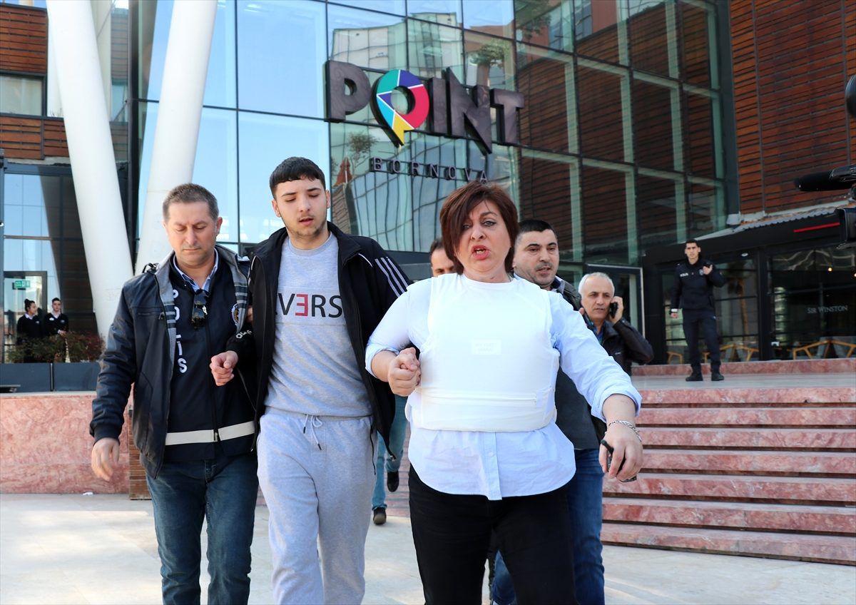 İzmir\'de pompalı tüfekle bir alışveriş merkezine giren zanlı gözaltına alındı