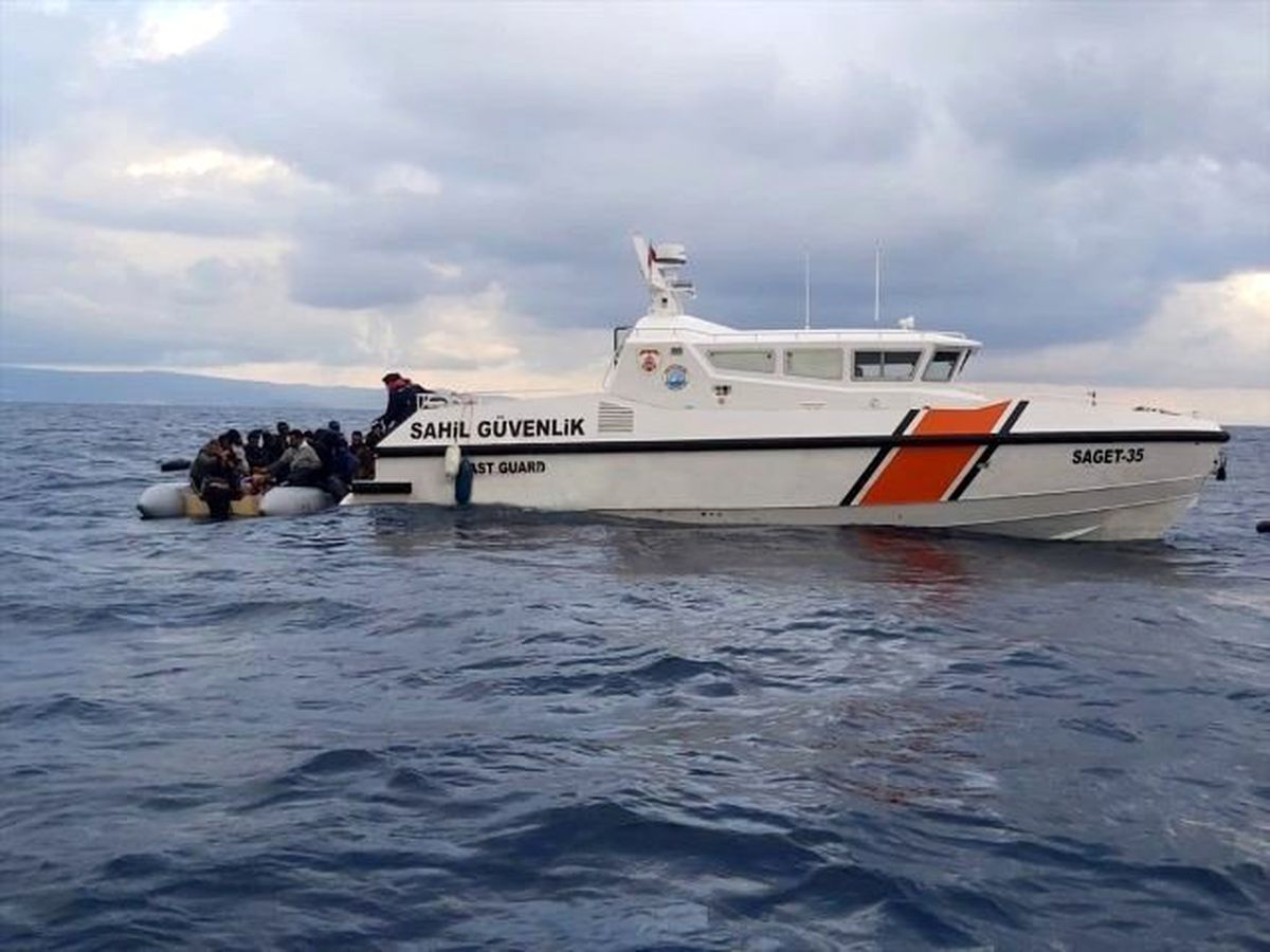 İzmir\'de Türk karasularına itilen 48 sığınmacı kurtarıldı