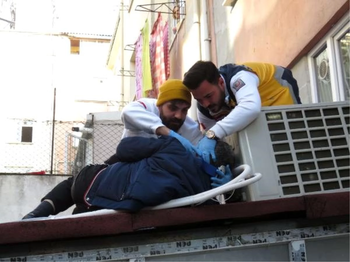 Kadıköy\'de 4. kattan düşen kişiyi kurtarma seferberliği