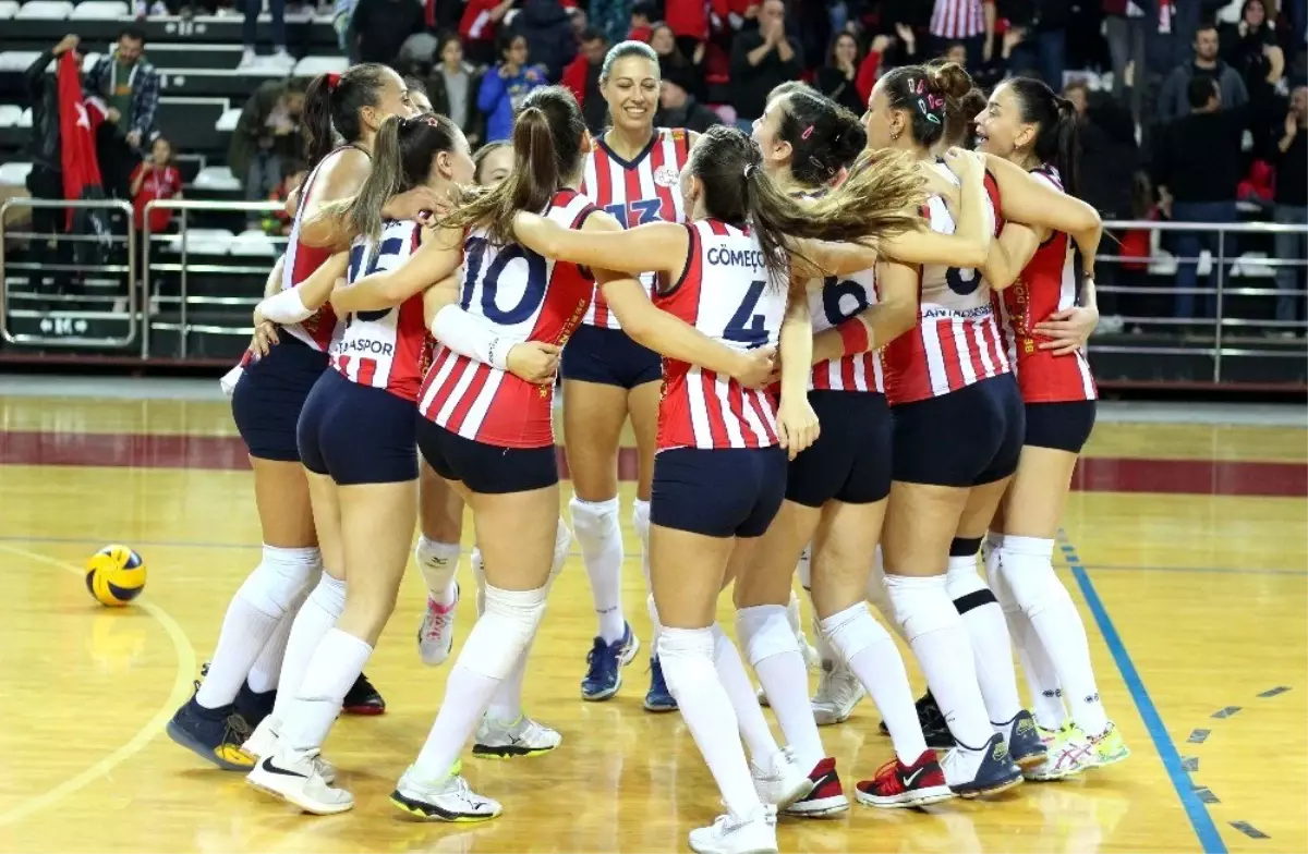 Kadın voleybol takımı Play-Off\'u son maçta kaçırdı