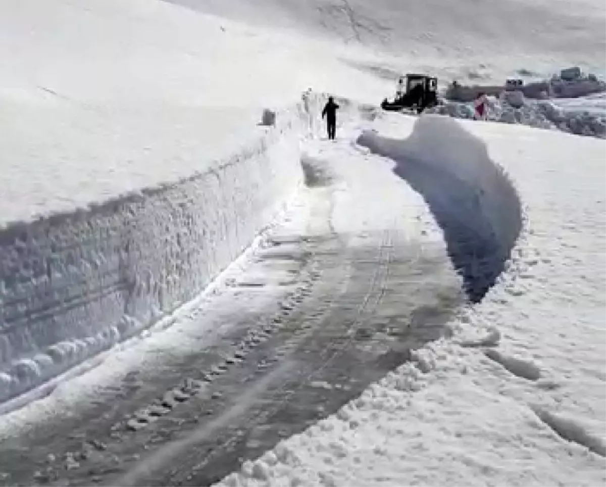 Kardan kapanan Nemrut Dağı yolu yeniden ulaşıma açıldı