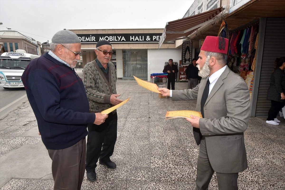 Konya\'da İstiklal şairini canlandıran tiyatrocudan vatandaşa anlamlı hediye