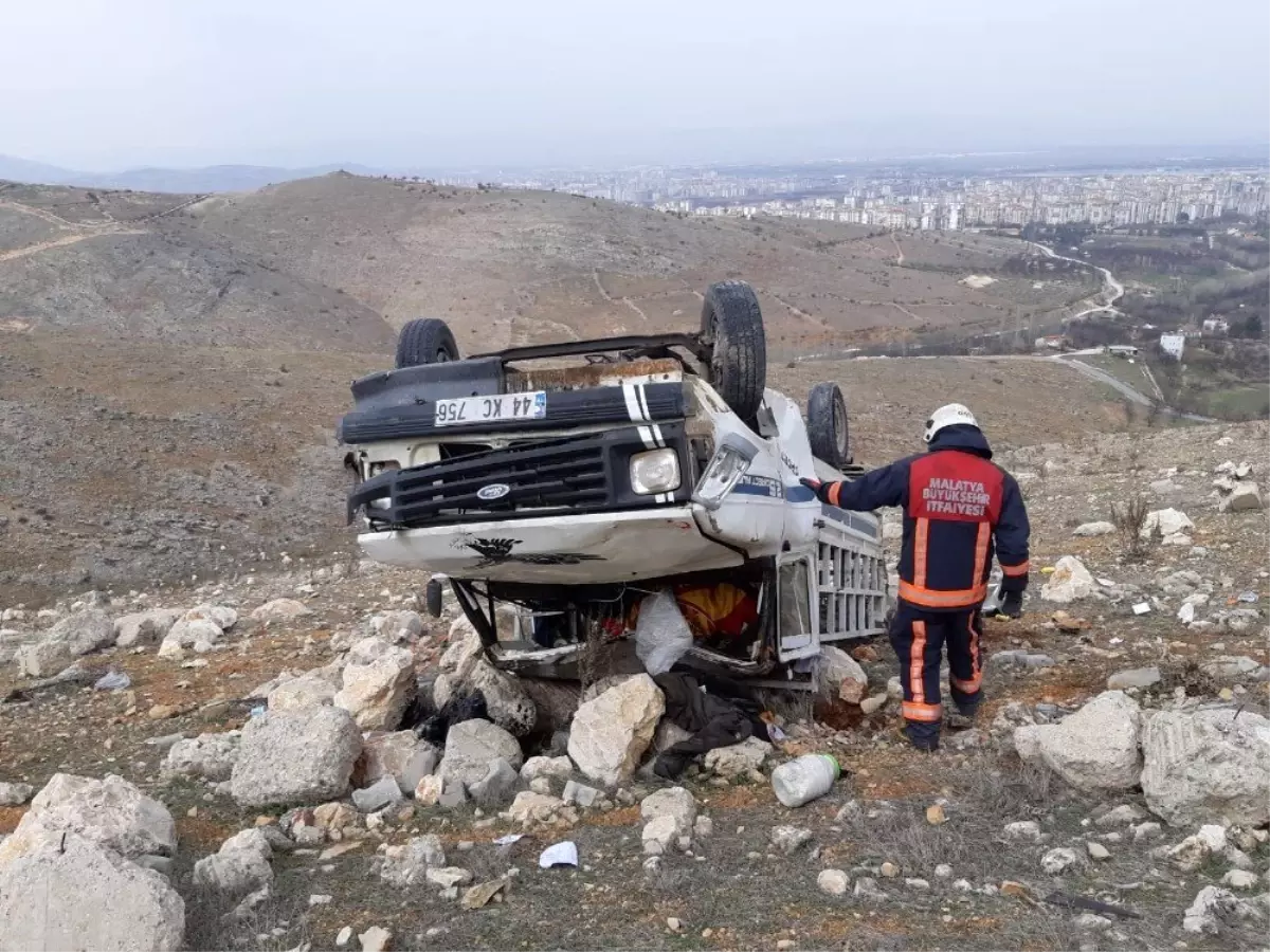 Malatya\'da kamyon şarampole devrildi: 1 ölü