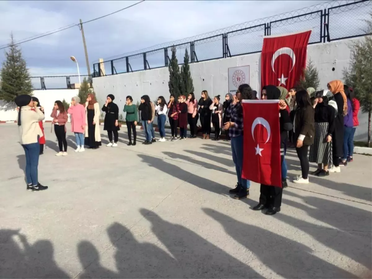 Mehmet Akif Ersoy, işaret diliyle İstiklal Marşı okuyarak anıldı