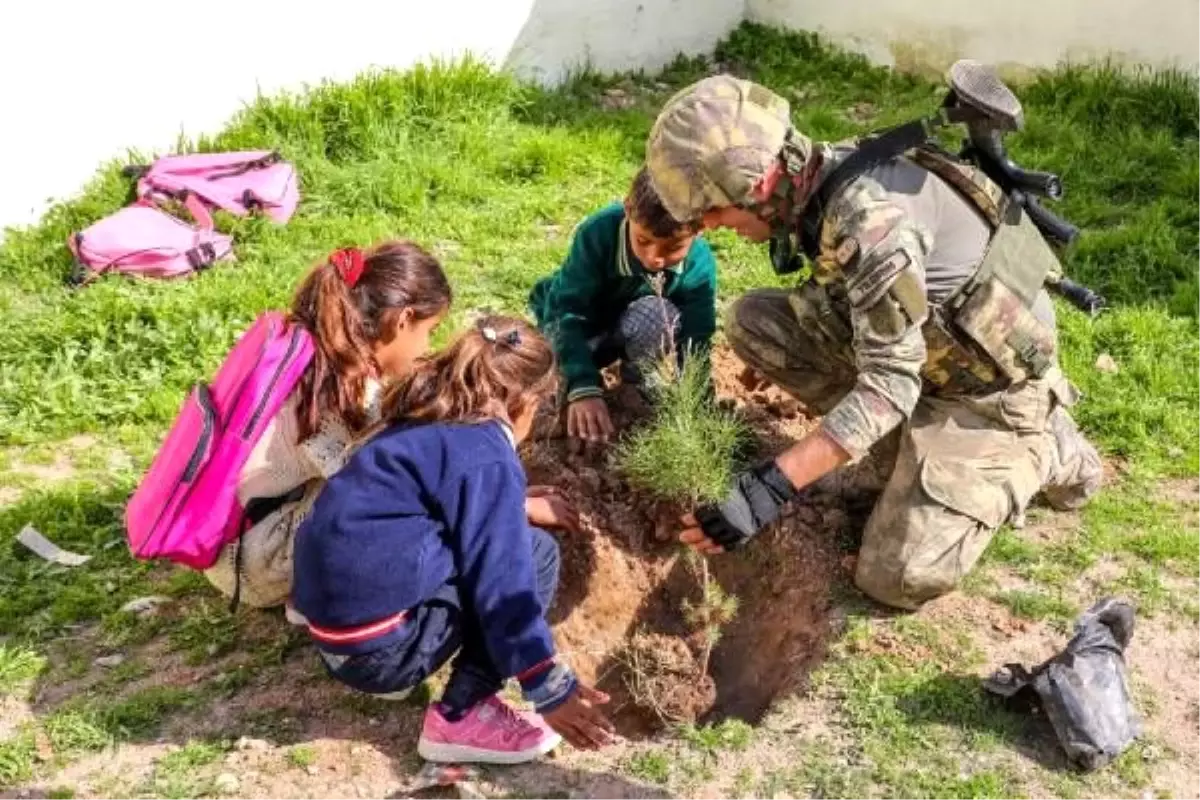 Mehmetçik Suriyeli öğrenciler ile fidan dikti