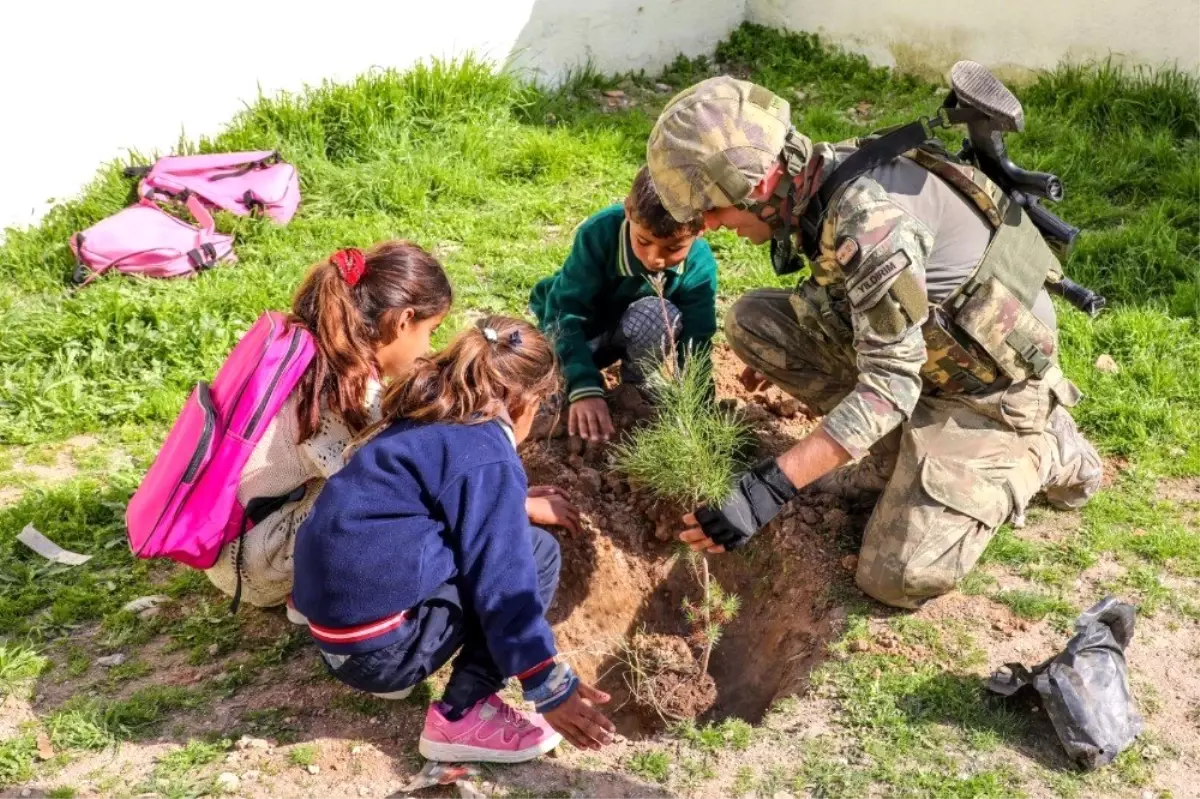 Mehmetçik ve minikler yeşil doğa için el ele