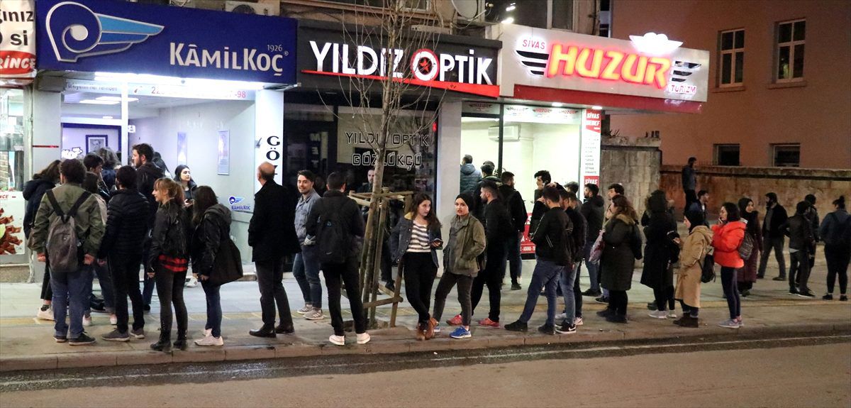 Memleketlerine gitmek isteyen üniversite öğrencilerinin bilet telaşı
