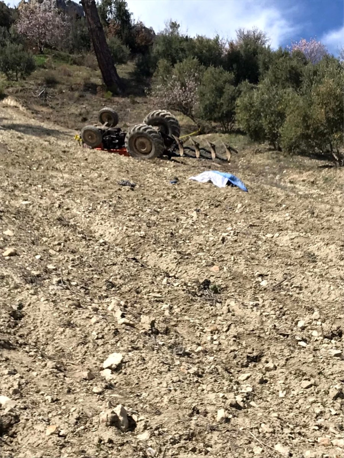 Mersin\'de devrilen traktörün altında kalan sürücü öldü