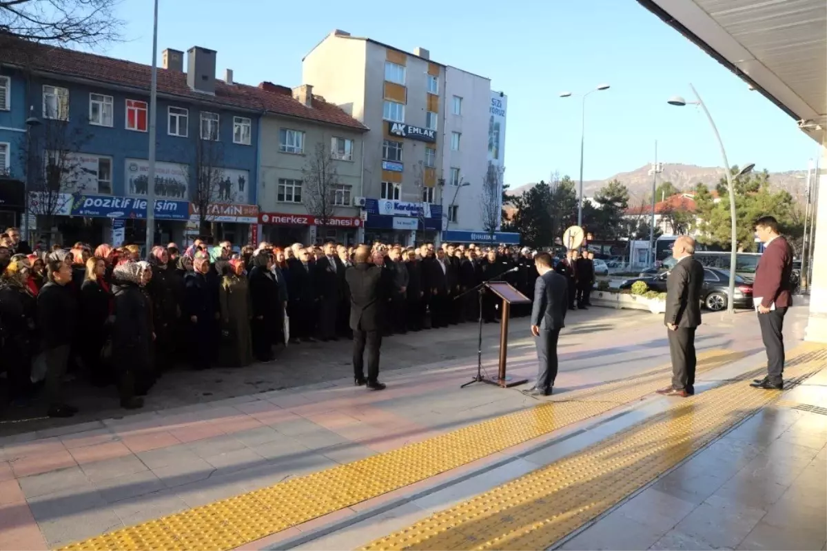 Mesaiye İstiklal Marşı okuyarak başladılar