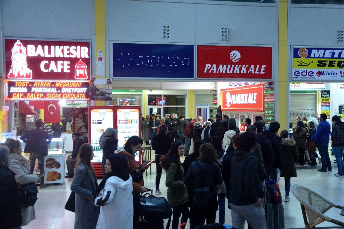 Öğrenciler otogarı doldurdu