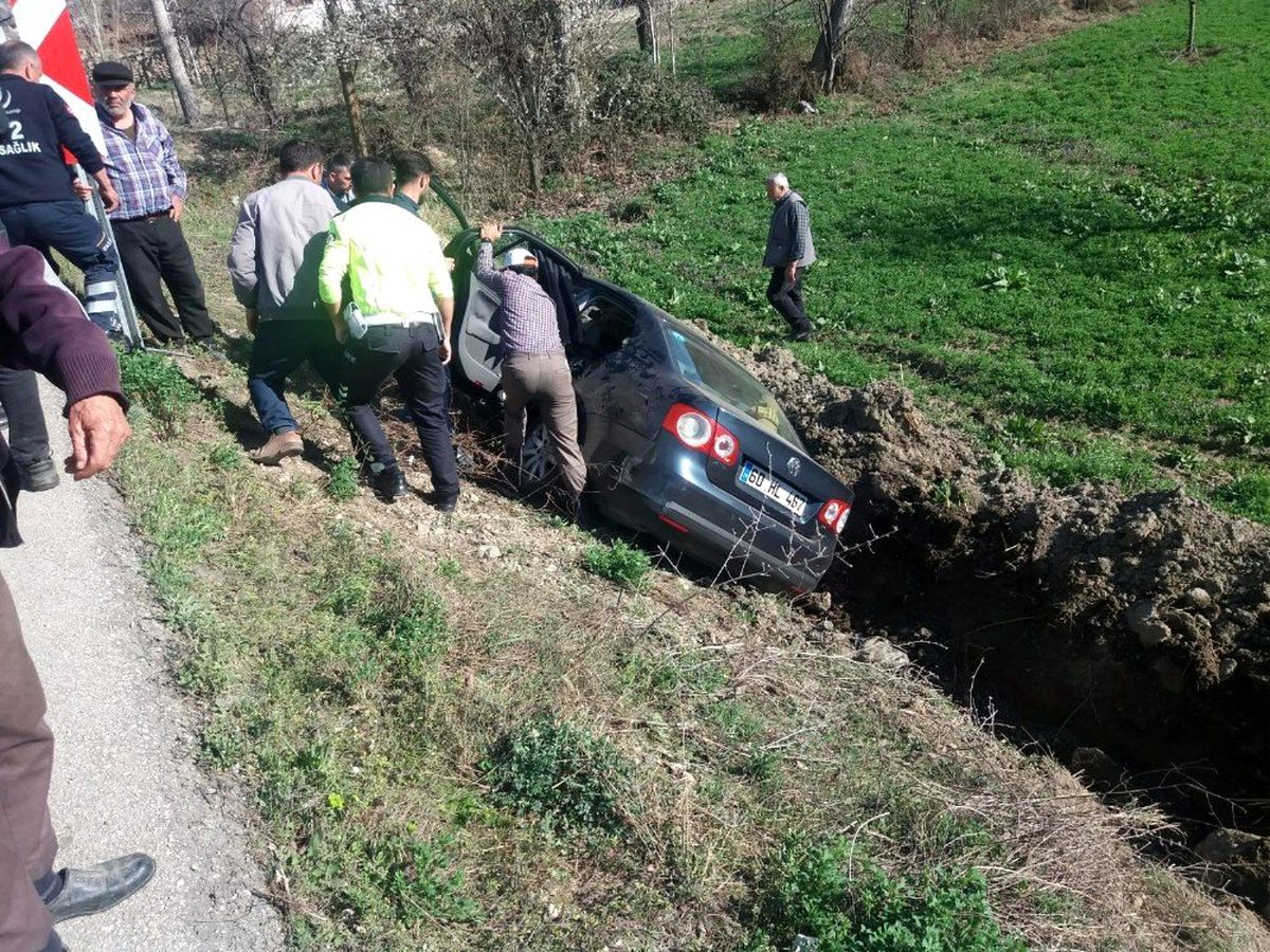 Otomobil şarampole devrildi: 4 yaralı