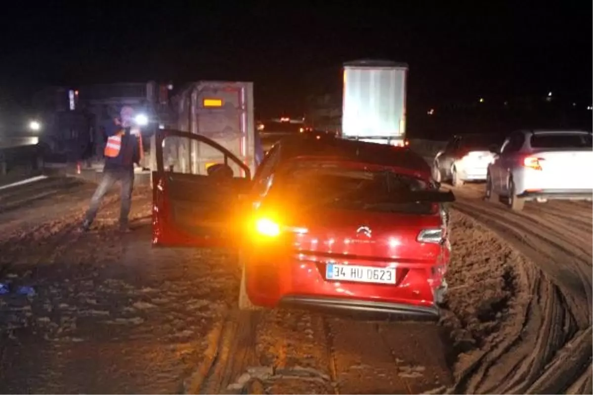 Otomobile çarpan kamyondaki gübre yola saçıldı, TEM\'de araç kuyrukları oluştu