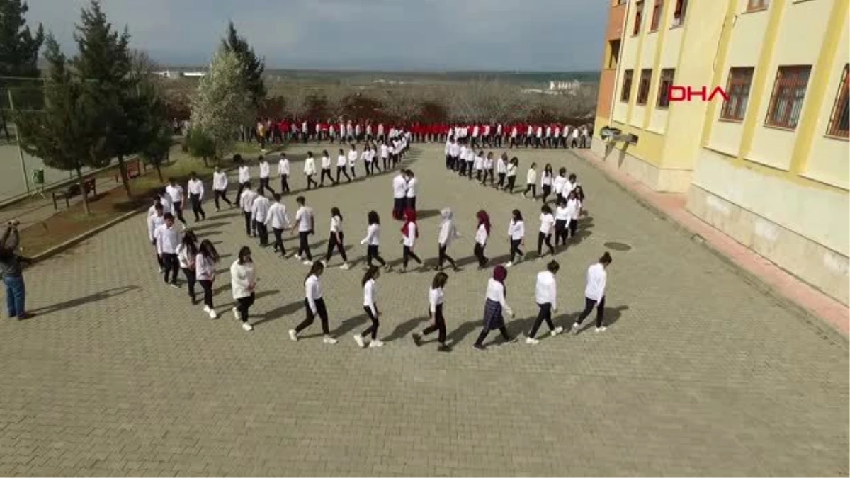 ŞANLIURFA Siverek\'te İdlib şehitleri için Türk bayraklı koreografi