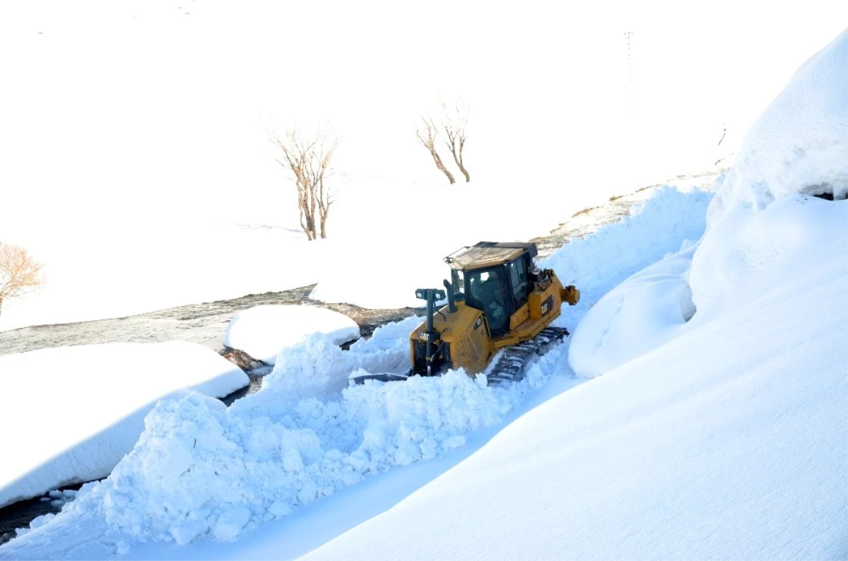 Şırnak\'ta kardan yolları ulaşıma kapanan iki aileye ulaşıldı