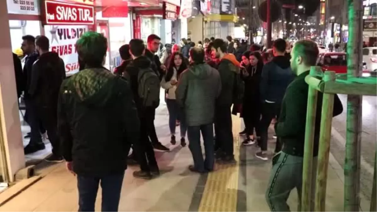 Üniversite öğrencileri terminallerde yoğunluk oluşturdu