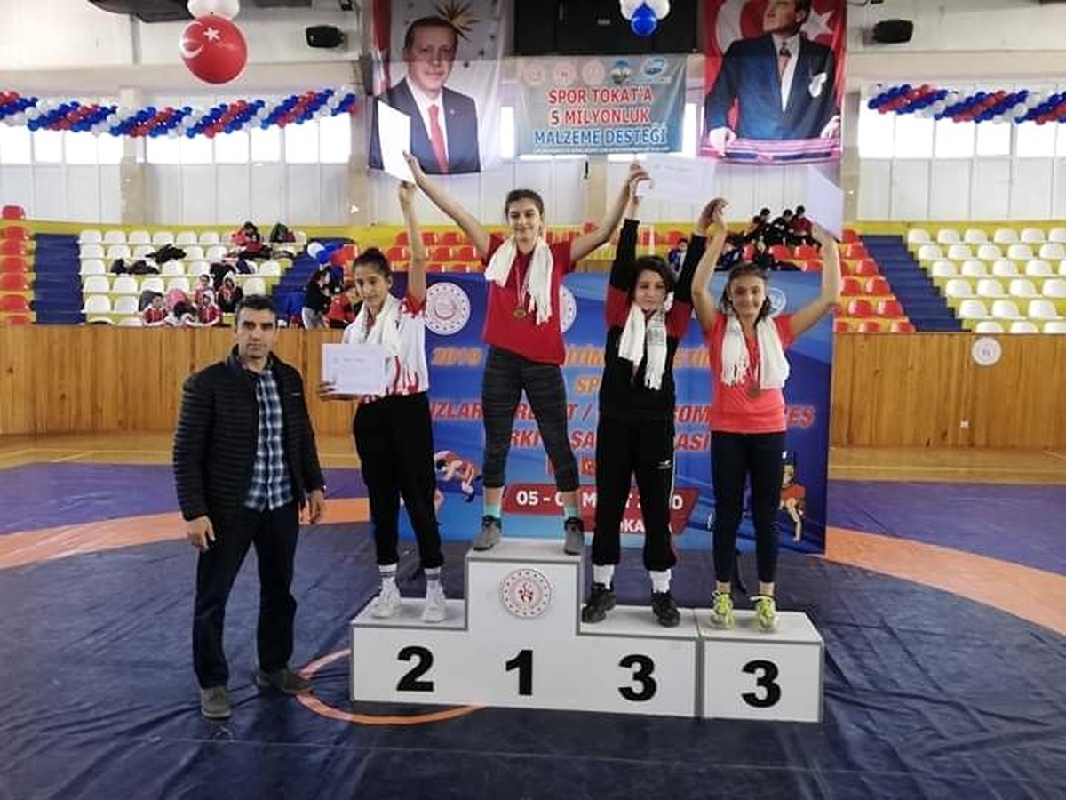 Uşaklı güreşçi kızlar elleri boş dönmedi