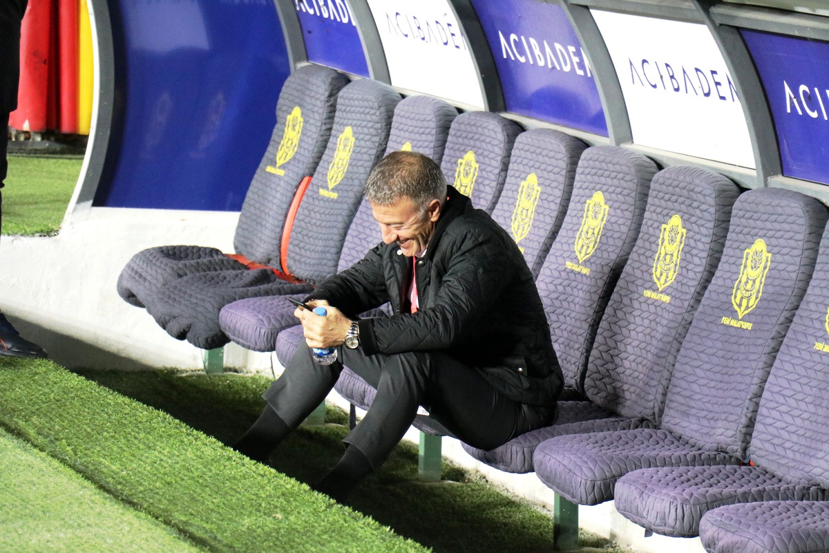 Yeni Malatyaspor maçından sonra, Trabzonspor Başkanı Ahmet Ağaoğlu\'nun aracına taşlı saldırı düzenlendi