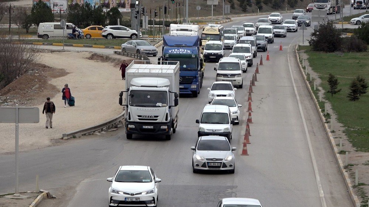 43 ilin geçiş güzergahında \'korona virüsü\' tatili yoğunluğu