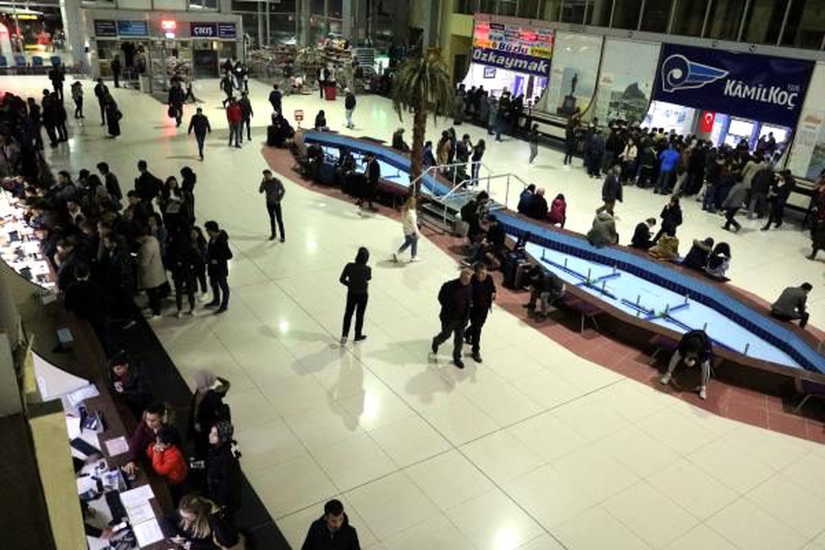 Afyonkarahisar\'da yüzlerce öğrenci bilet kuyruğuna girdi