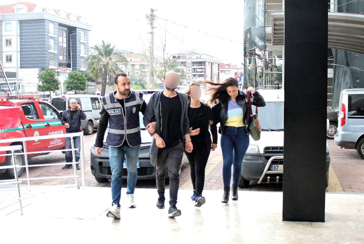 Alanya\'da otel baskınında yakalanan uyuşturucu tacirleri adliyede