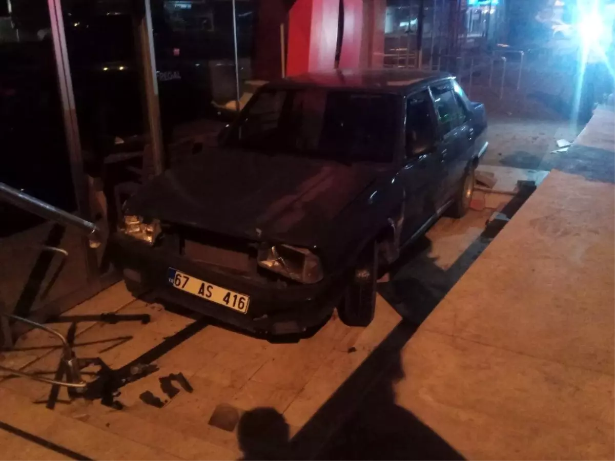 Alkollü sürücü otomobili ile 2 metre yükseklikten yola düştü