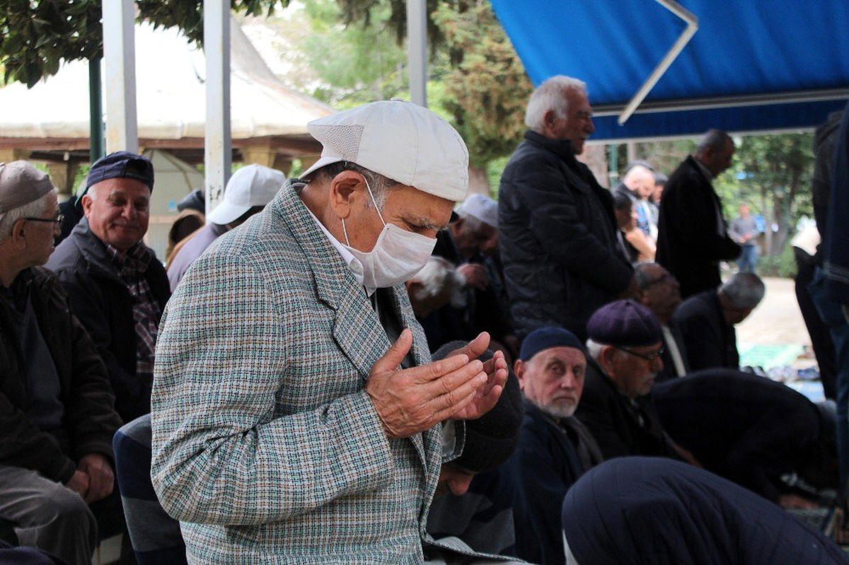 Antalya\'da Cuma namazında camiler doldu taştı