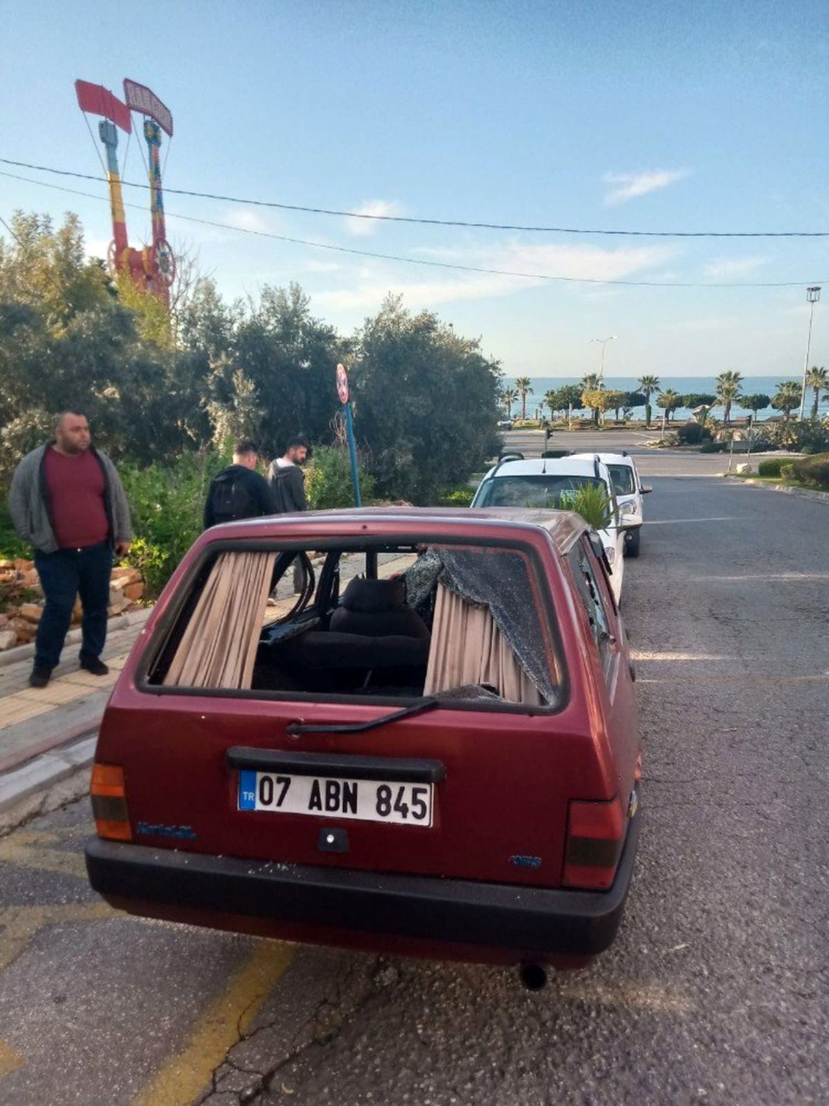 Antalya\'da öfkeli kayın biraderden eniştesinin aracına sopalı saldırı