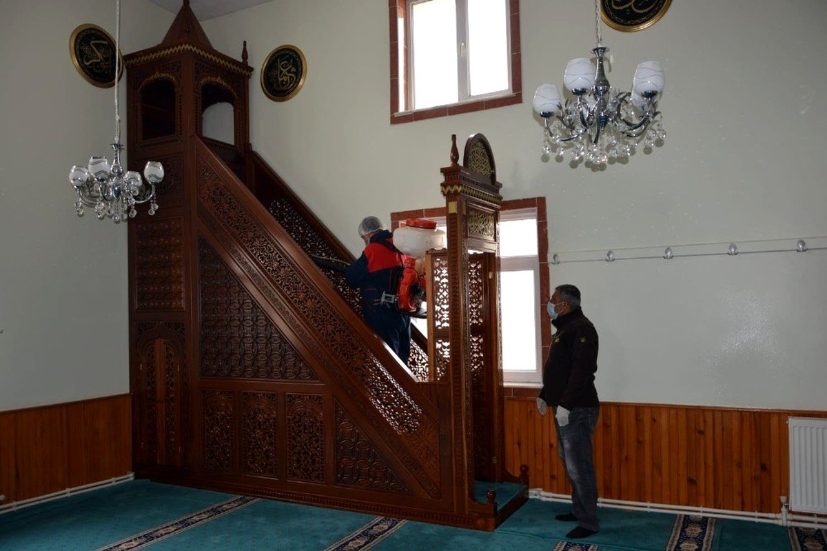 Aşkale\'de okul taşıtları camiler ve umumi yerler ilaçlandı