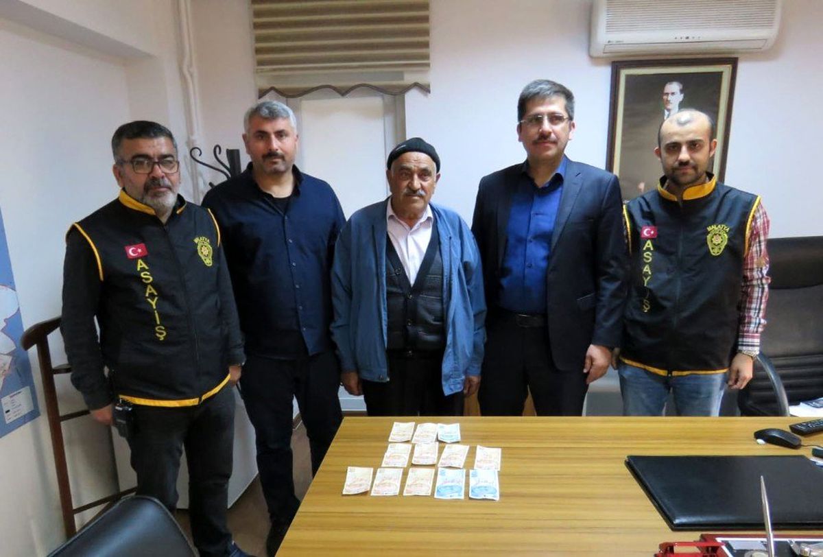 ATM\'de maaşını çekmek isterken parasını kaptırdı