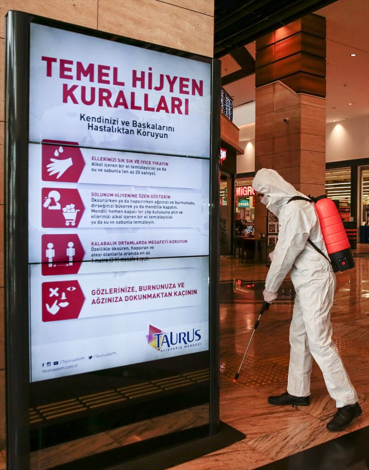 AVM\'ler koronavirüse karşı dezenfekte ediliyor