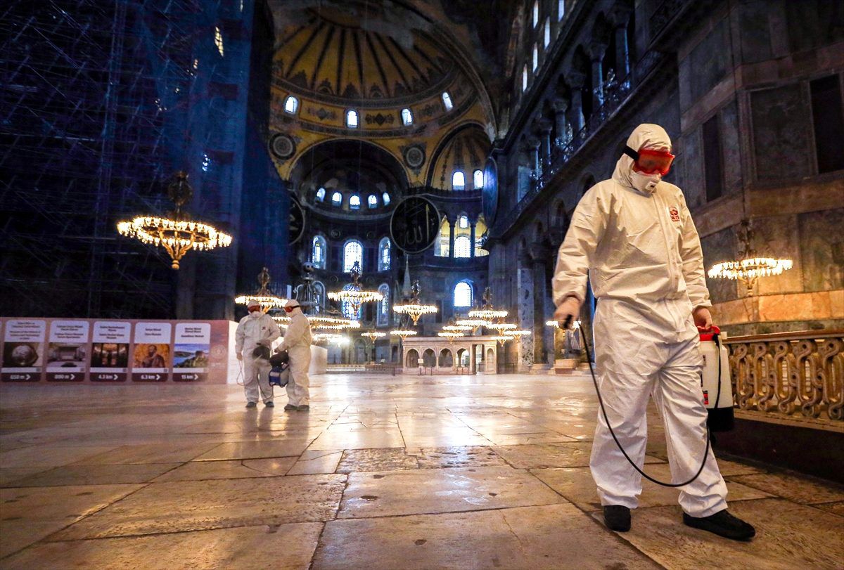 Ayasofya\'da koronavirüs önlemleri kapsamında dezenfekte işlemi yapıldı