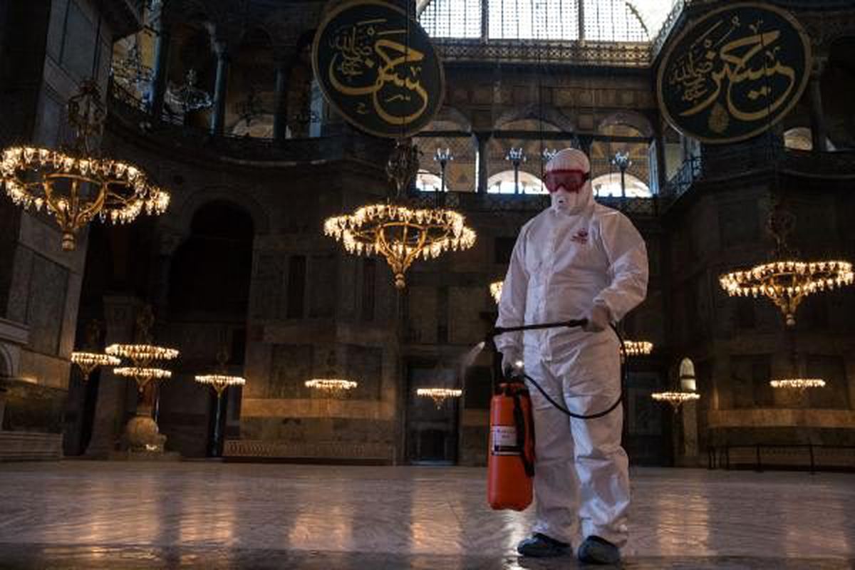 Ayasofya Müzesi\'nde dezenfekte çalışması